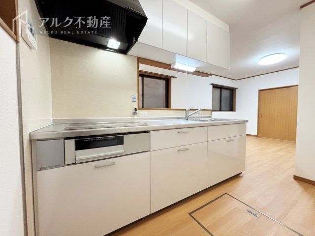 Renovated 4SLDK All-Electric House with Solar Panels in Amagasaki - Thumbnail 2