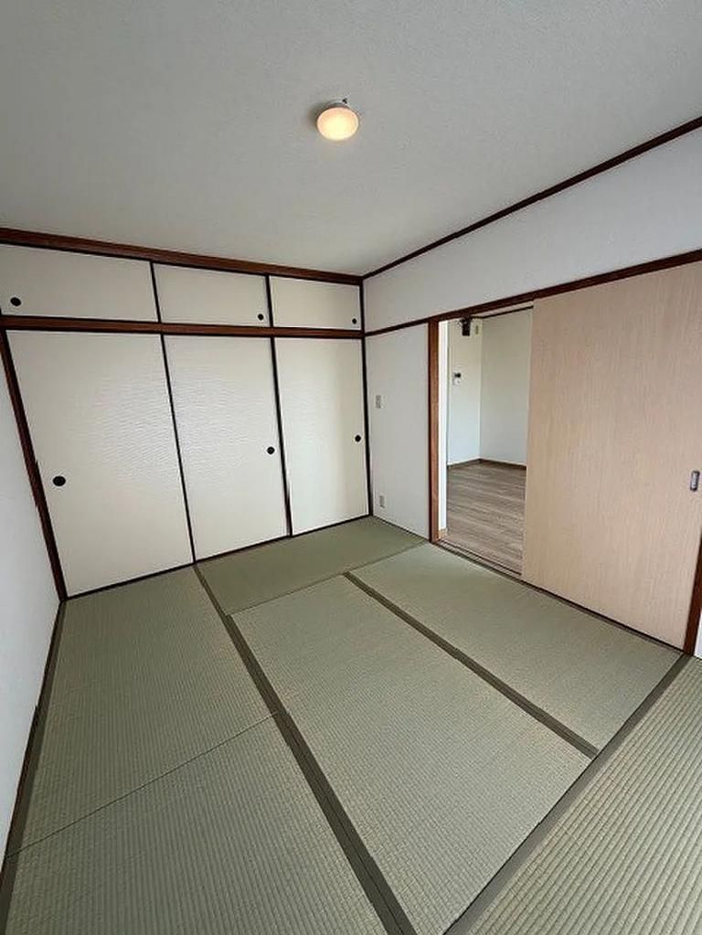 Renovated 3LDK Terrace House for Sale in Ibaraki, Osaka - Thumbnail 4
