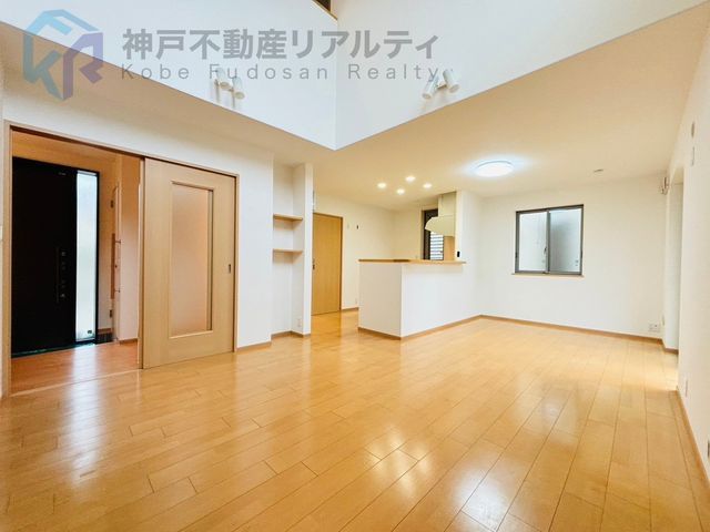 Renovated 3LDK House in Kasugadai, Kobe with Garden & Parking - Thumbnail 3