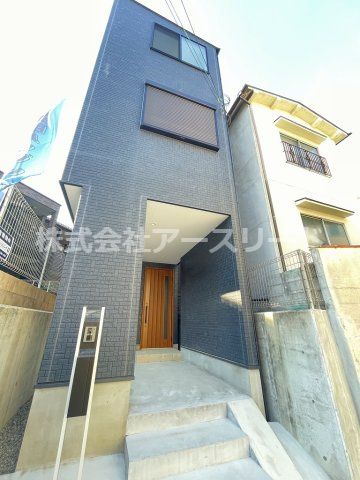 3LDK Modern House for Sale Near Shimoshinjo Station, Osaka - Image 1