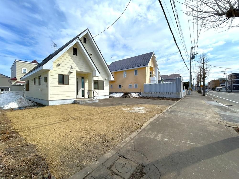 Renovated 3LDK House with 4-Car Parking Near Enino Station, Eniwa - Thumbnail 2