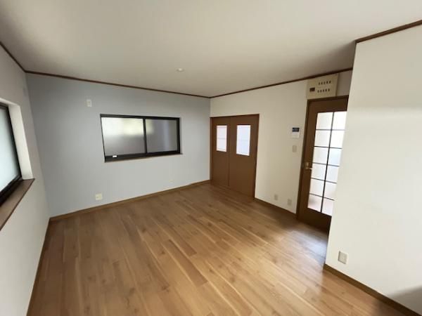 Renovated 5LDK House for Sale in Hirakata, Osaka - Thumbnail 2