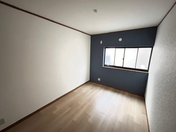 Renovated 5LDK House for Sale in Hirakata, Osaka - Thumbnail 3