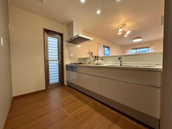 Renovated 4LDK House Near Kōzenji Station, Hirakata, Osaka - Thumbnail 4