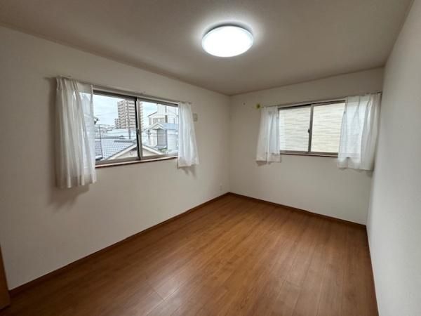 Renovated 4LDK House Near Kōzenji Station, Hirakata, Osaka - Thumbnail 3