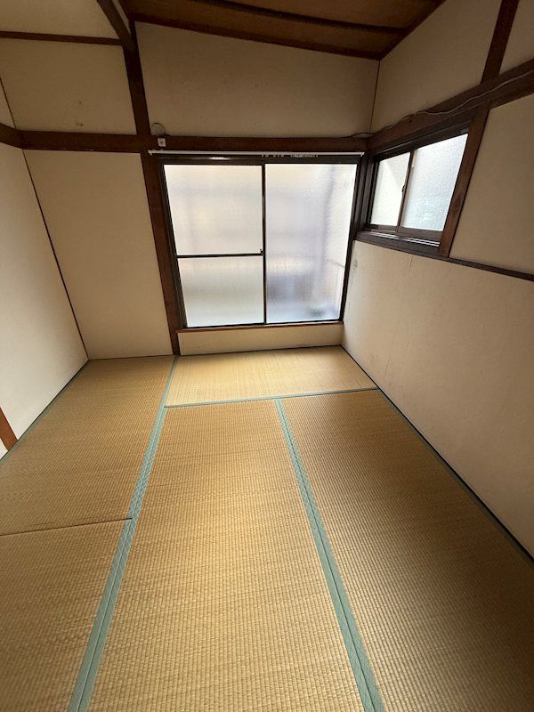 3LDK Terrace House for Sale in Toyonaka, Osaka - Convenient Location - Thumbnail 2
