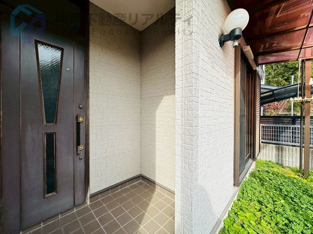 5LDK Detached House for Sale in Kobe's Hyogo Ward - Image 1