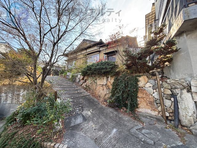 5DK Single-Story House for Sale in Minamitamon-dai, Kobe - Thumbnail 2