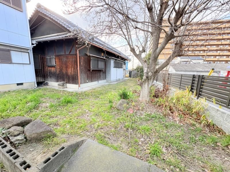 Spacious 1978 Wooden House on 107 Tsubo Plot in Izumi City, Osaka - Thumbnail 3