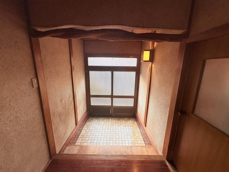Spacious 1978 Wooden House on 107 Tsubo Plot in Izumi City, Osaka - Thumbnail 4