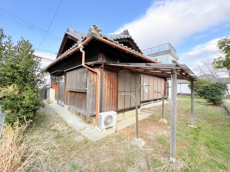 Spacious 1978 Wooden House on 107 Tsubo Plot in Izumi City, Osaka - Thumbnail 2