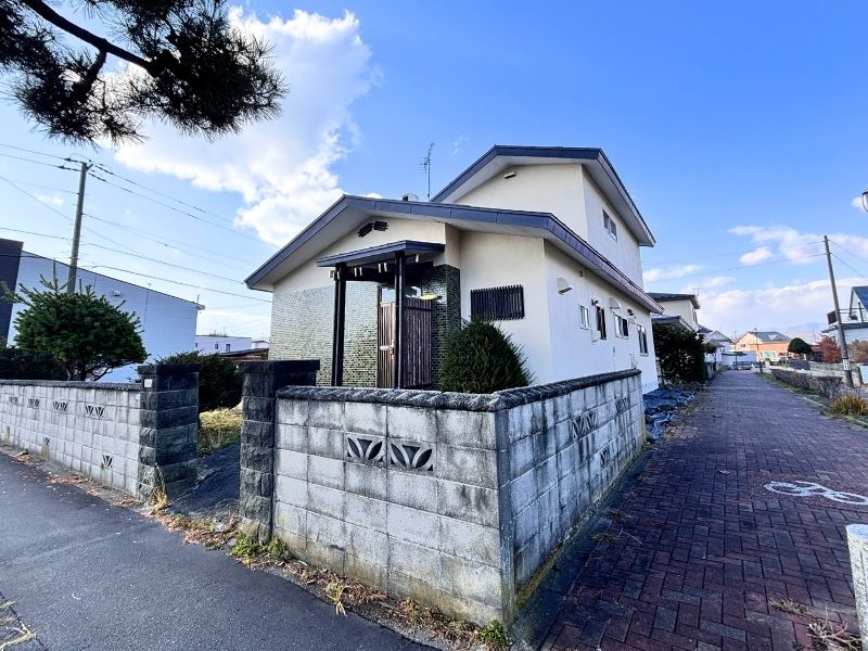 Spacious 6LDK Corner Lot House for Sale in Tomakomai, Hokkaido - Thumbnail 2