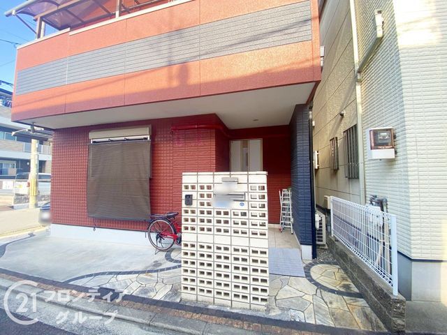 3SLDK Corner Lot House for Sale in Neyagawa City, Osaka - Thumbnail 2