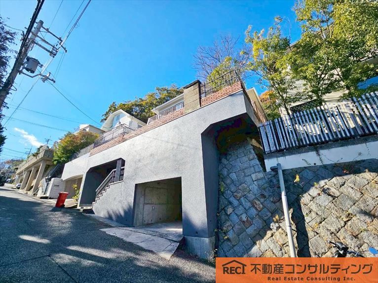 Renovated 4LDK House with Panoramic Views in Nishinomiya - Thumbnail 2