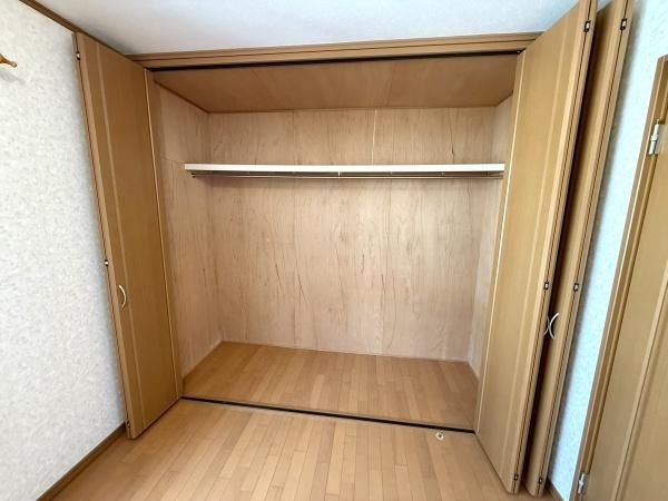 Bright 4LDK Detached House with Skylights in Settsu, Osaka - Thumbnail 4