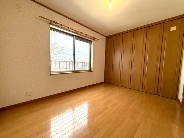 Bright 4LDK Detached House with Skylights in Settsu, Osaka - Thumbnail 3