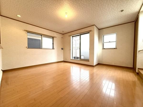 Bright 4LDK Detached House with Skylights in Settsu, Osaka - Thumbnail 2