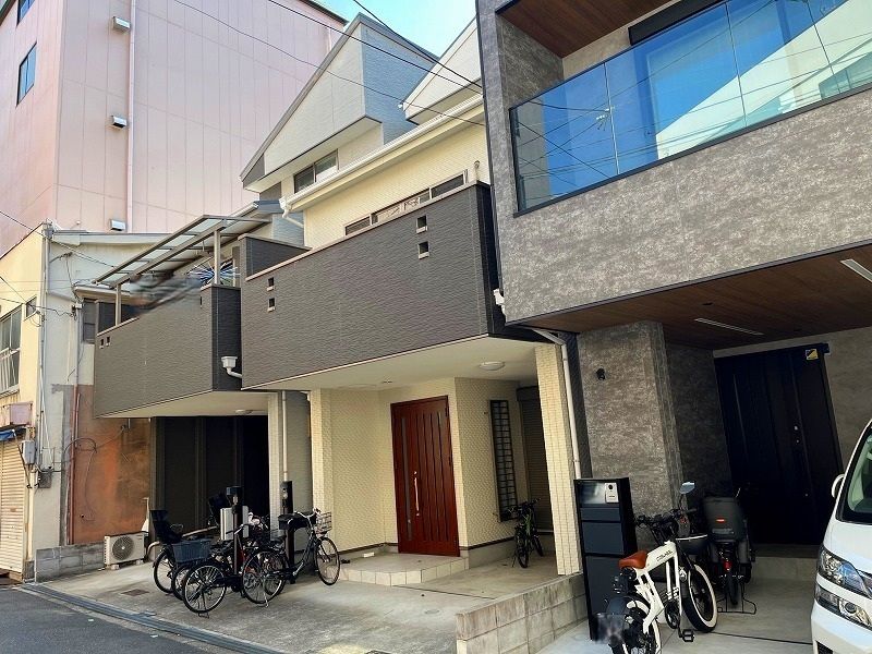 Modern 4LDK House in Tennoji, Osaka | 2013 Build with Large Garage - Thumbnail 2