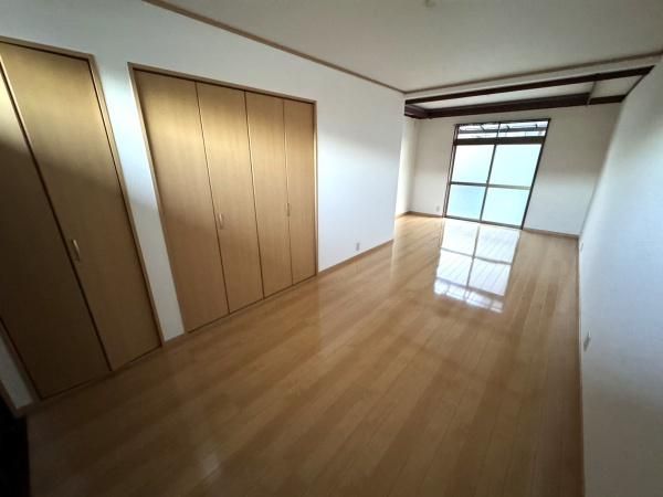 Renovated 2LDK House for Sale in Higashiosaka, Osaka - Thumbnail 2