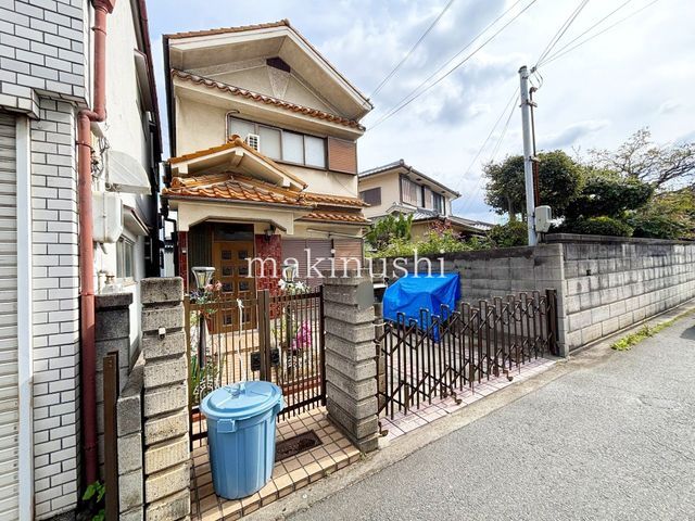 5DK Detached House for Sale in Matsubara City, Osaka - Thumbnail 2