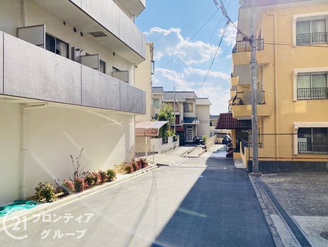 Spacious 6LDK House in Toyonaka, Osaka - 168.67m² - Thumbnail 2