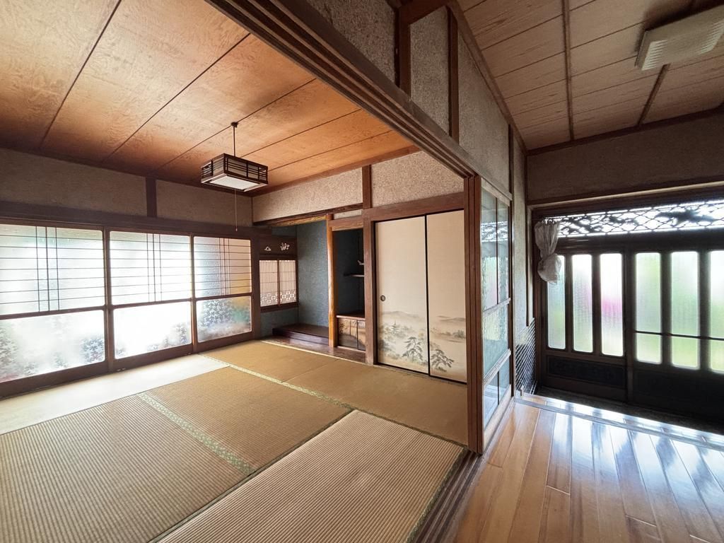 Spacious 5DK House with Detached Unit & Warehouse in Hofu, Yamaguchi - Thumbnail 3