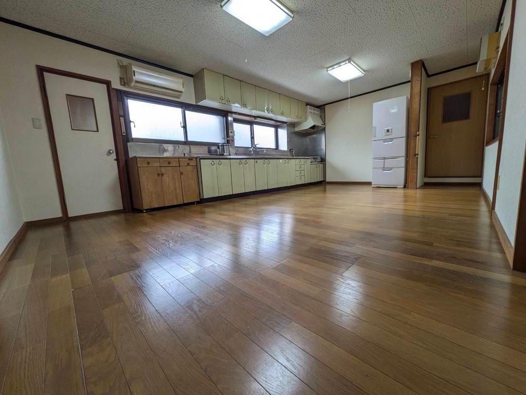Spacious 5DK House with Detached Unit & Warehouse in Hofu, Yamaguchi - Thumbnail 4