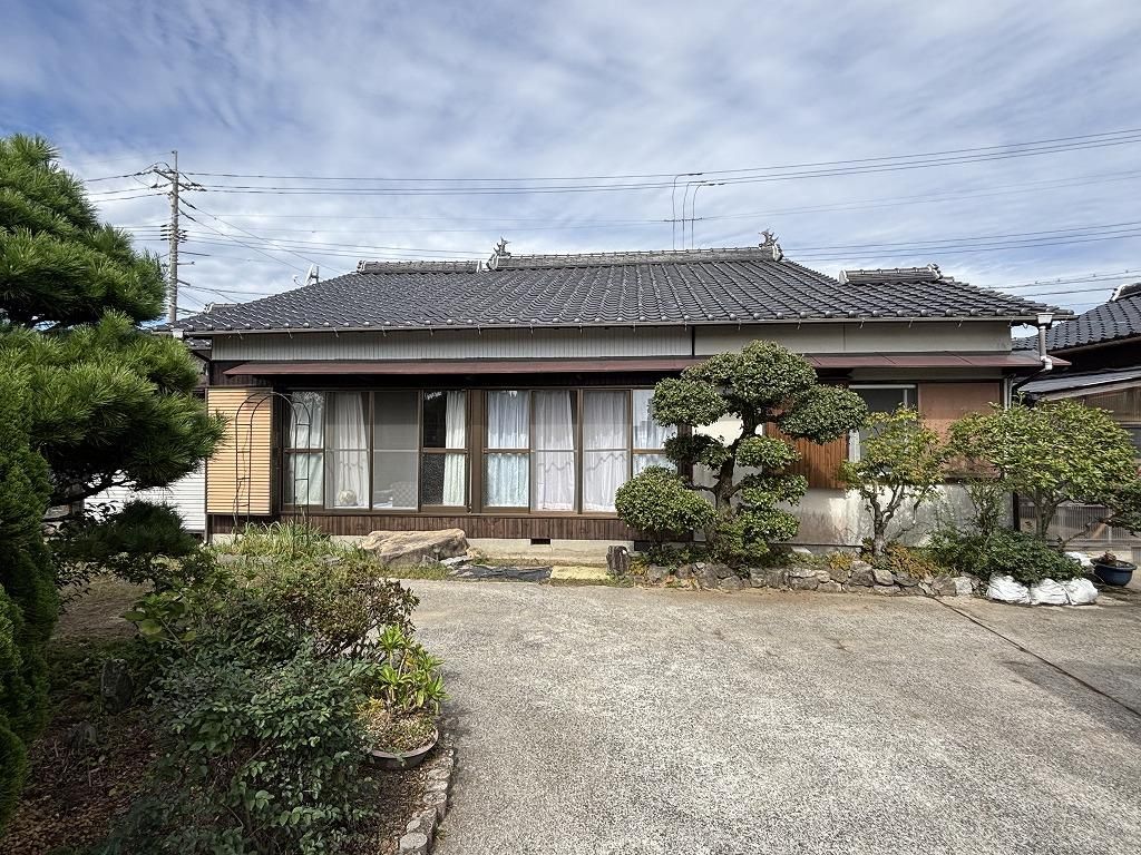 Spacious 5DK House with Detached Unit & Warehouse in Hofu, Yamaguchi - Thumbnail 2