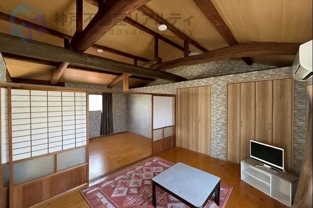 Spacious 5SLDK House with Open Ceiling in Akashi, Hyogo - Thumbnail 2