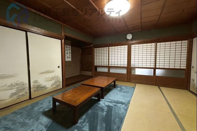 Spacious 5SLDK House with Open Ceiling in Akashi, Hyogo - Thumbnail 3