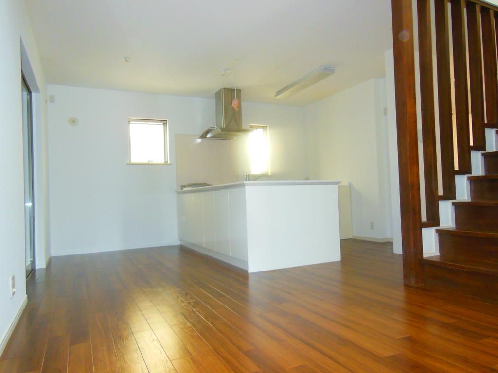 Renovated 3LDK House with Double-Height Ceiling in Kaizuka, Osaka - Thumbnail 3