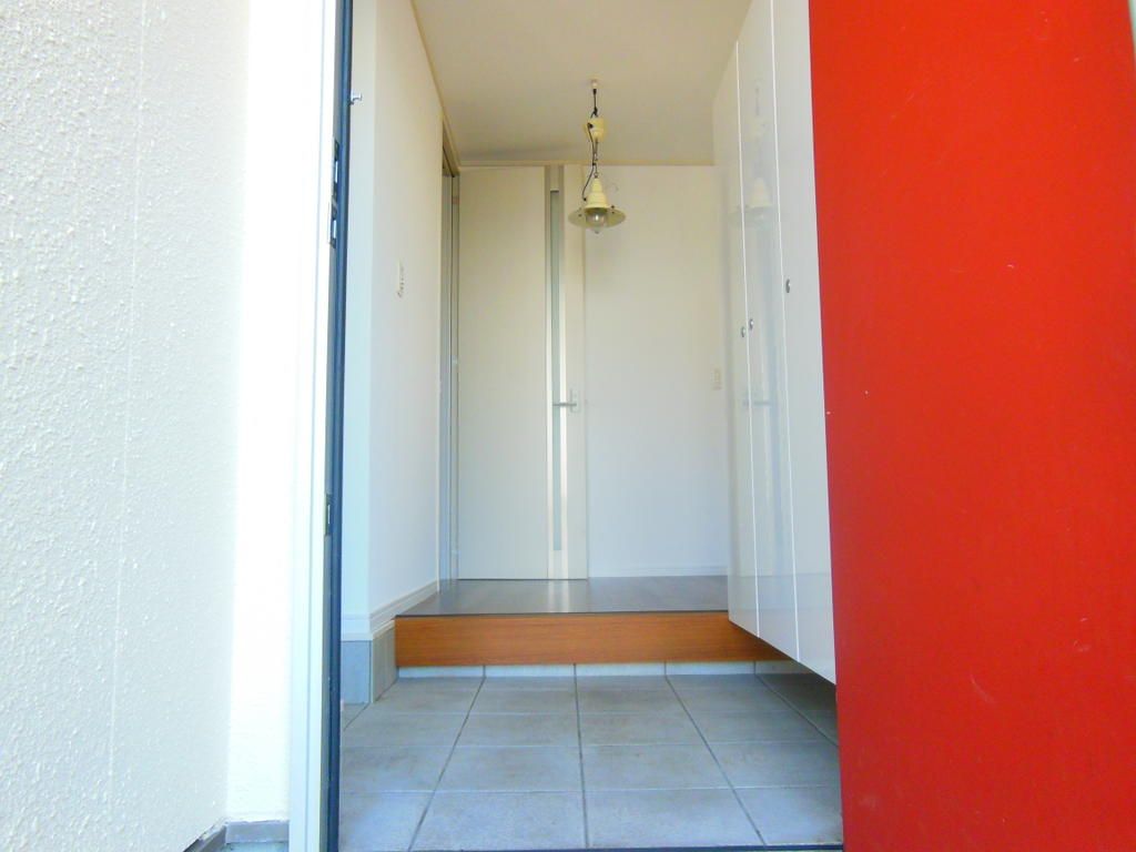 Renovated 3LDK House with Double-Height Ceiling in Kaizuka, Osaka - Thumbnail 2