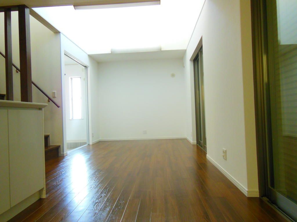 Renovated 3LDK House with Double-Height Ceiling in Kaizuka, Osaka - Thumbnail 4