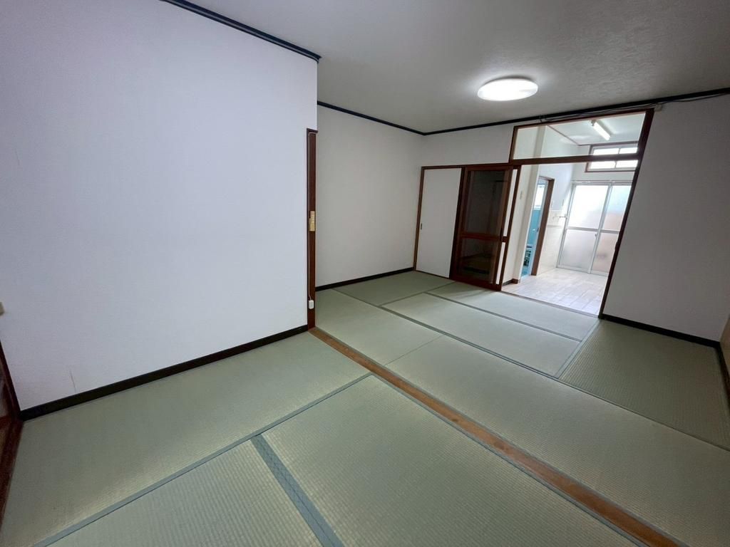 Renovated 4SDK Terrace House for Sale near Kawahigashiyamamoto Station - Thumbnail 2