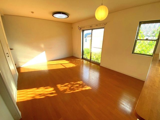 4LDK Terrace House for Sale in Neyagawa City, Osaka - Thumbnail 2