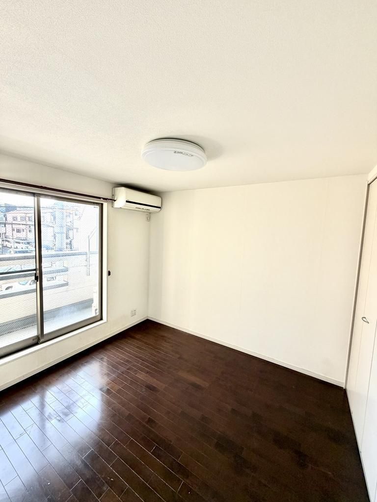 4LDK House with Sauna & Floor Heating in Osaka's Konohana Ward - Thumbnail 2