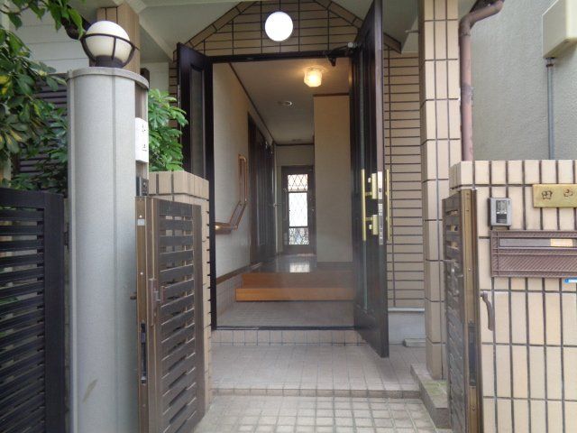 3LDK Steel-Frame House for Sale in Kobe Higashinada, Near Kōnan-Yamate Station - Thumbnail 2