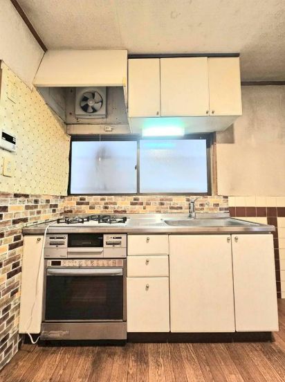 3DK House with Garage and Loft for Sale in Neyagawa, Osaka - Thumbnail 2