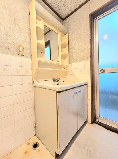 3DK House with Garage and Loft for Sale in Neyagawa, Osaka - Thumbnail 4