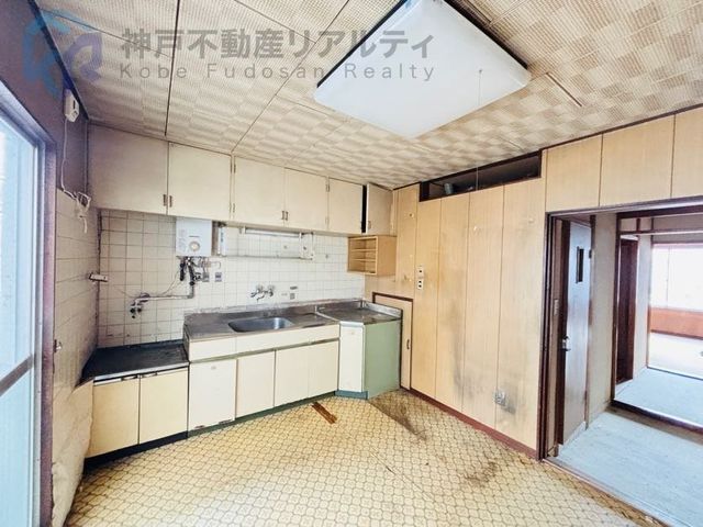 4-Story Steel House with Office in Kobe's Nagata Ward - Thumbnail 3