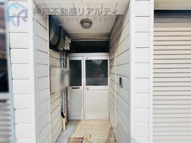 4-Story Steel House with Office in Kobe's Nagata Ward - Image 1