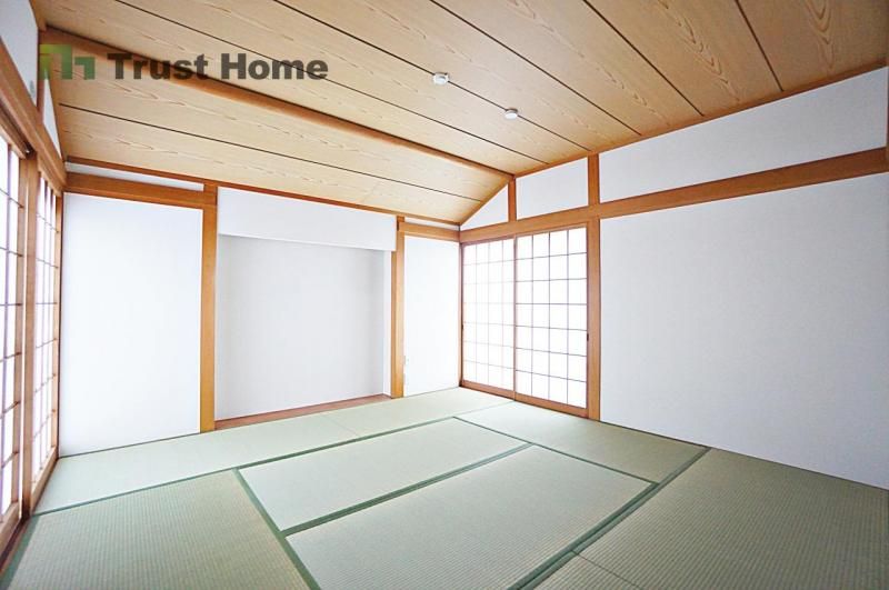 Renovated 4LDK House with 2 Car Parks in Kobe Kita Ward - Thumbnail 4