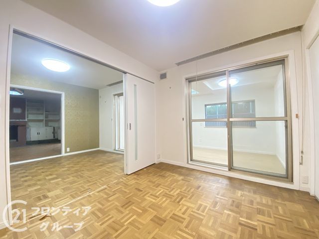 5LDK House for Sale in Hirakata, Osaka 204m² - Thumbnail 2