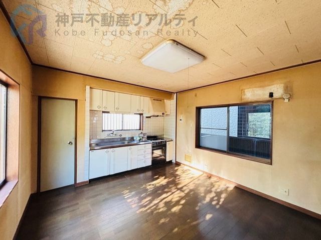 2LDK Detached House for Sale near Suma Kaihin Koen Station, Kobe - Thumbnail 3