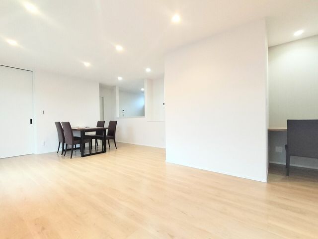 Renovated 4LDK House in Ishikari, Hokkaido | Corner Lot with Parking - Thumbnail 3
