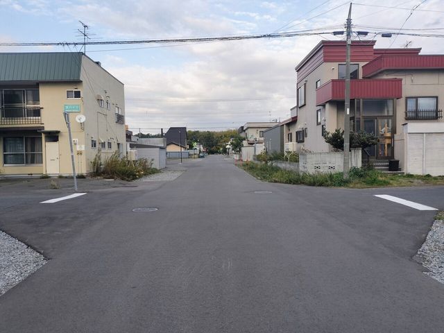 Renovated 4LDK House in Ishikari, Hokkaido | Corner Lot with Parking - Thumbnail 2