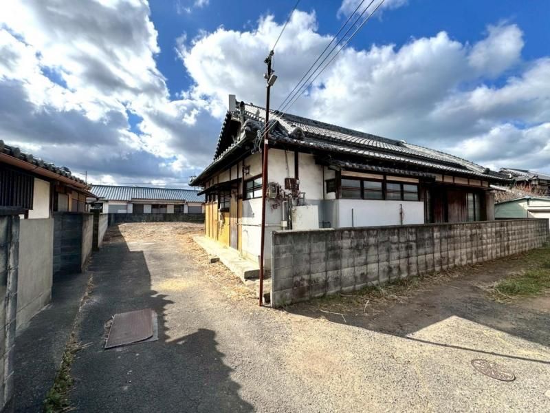 Traditional 5DK Single-Story House with Warehouse in Sennan City - Thumbnail 2