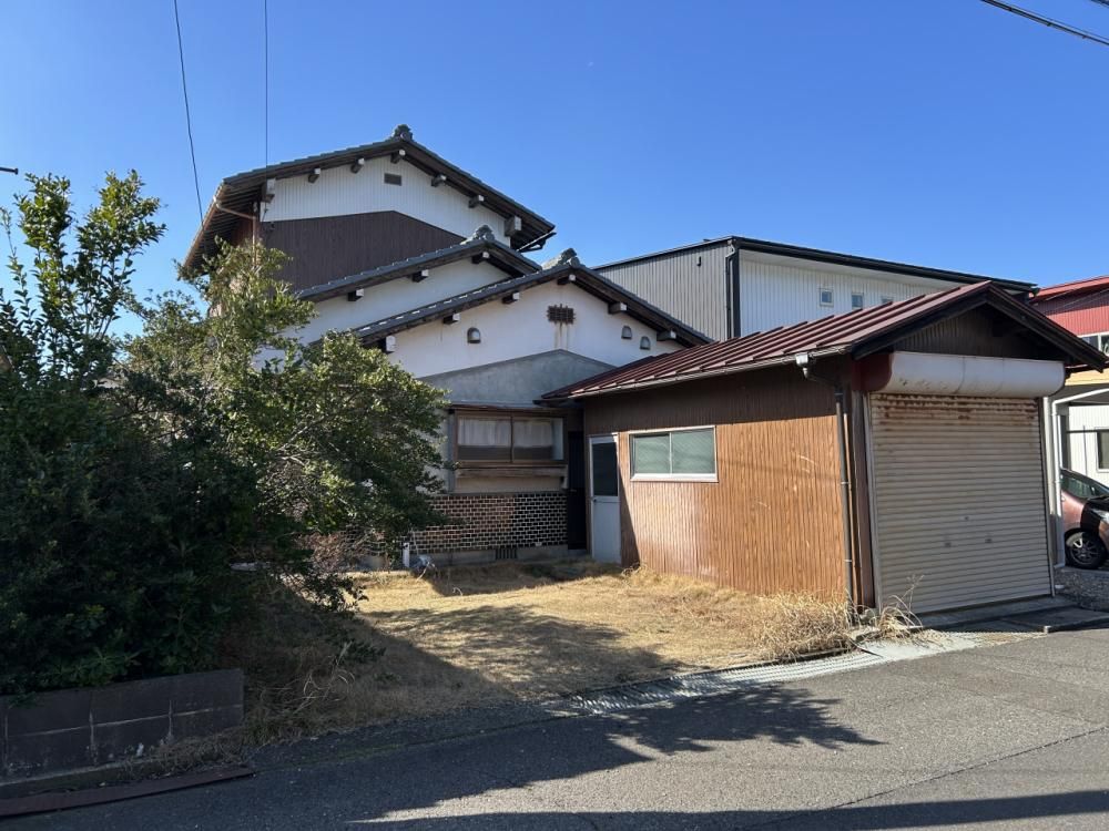 5DK Detached House in Tsuruga with 3-Car Parking & Beach Access - Image 1