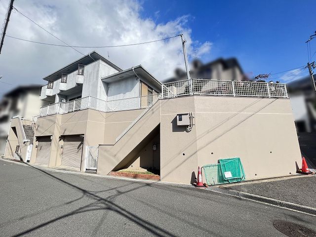 6LDK Detached House for Sale in Hirakata, Osaka Prefecture - Thumbnail 2