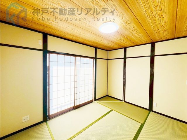 Renovated 4LDK House with Sea Views in Kobe's Miyamadai - Thumbnail 3